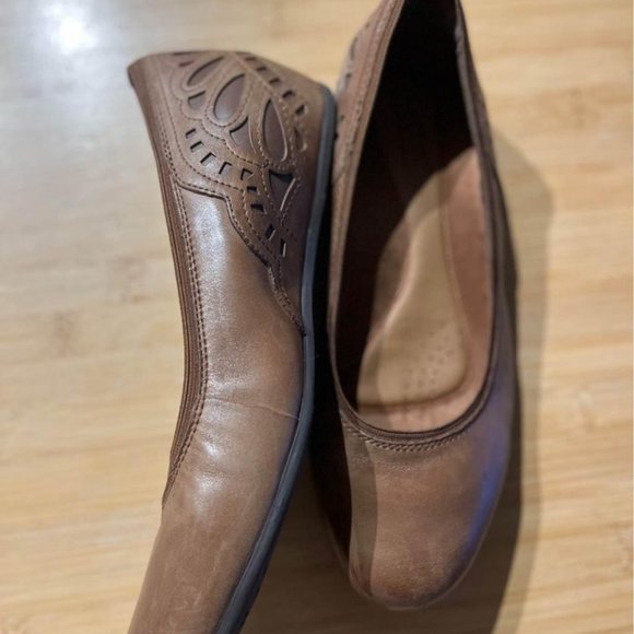 Rockport Tan Loafers with Artistic Cutouts - Picture 4 of 5